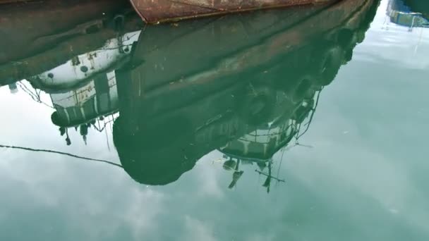 Kantelen omhoog weerspiegeling is van een sleepboot boot in water — Stockvideo