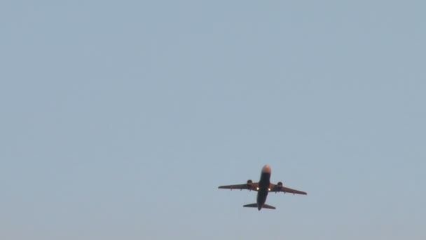 Avion volant à travers des nuages roses — Video