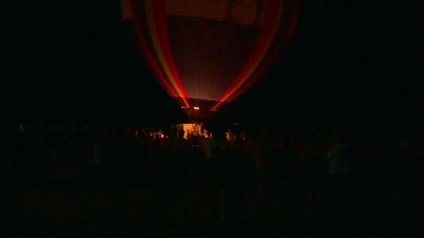 Balonów na ogrzane powietrze są wypełnione w ciemnościach rano przed — Wideo stockowe