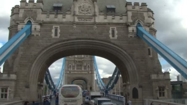 Conducir a través del puente de la torre en Inglaterra — Vídeo de stock