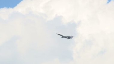 mavi ve bulutlu gökyüzünde uçan uçak