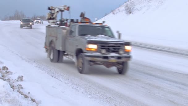 El tráfico en la carretera nevada montañosa en invierno — Vídeos de Stock