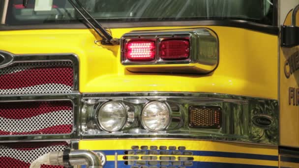 Camión de bomberos intermitente luz delantera — Vídeos de Stock
