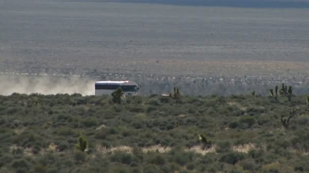 Autobús blanco que viaja por la carretera del lago novio cerca de la zona 51 — Vídeo de stock