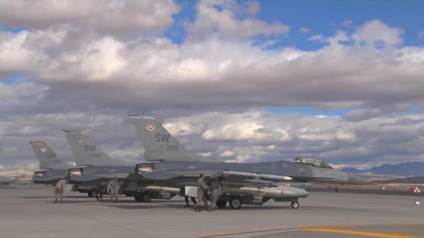 F 16 halcones de combate en la línea de vuelo con bandera roja — Vídeos de Stock