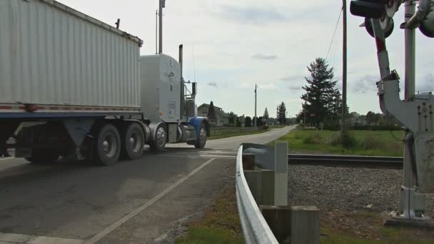 Caminhão transporta carga sobre a área rural — Vídeo de Stock