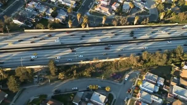 Seguindo ao longo da estrada ensolarada — Vídeo de Stock