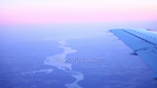 Asa plana sobre o rio ao pôr do sol — Vídeo de Stock