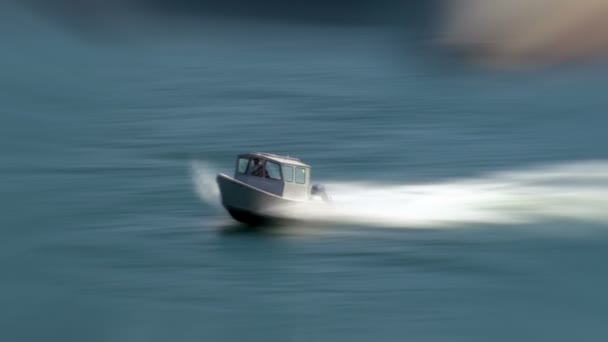 Motorboot mit Reißverschluss über See verschwimmt — Stockvideo