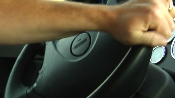 Tangan memutar roda kemudi — Stok Video