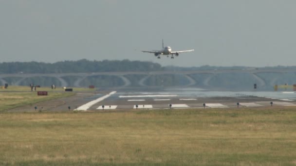 飛行機の滑走路の上にゆっくりと着陸 — ストック動画