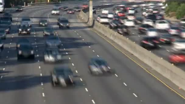 Zoomen van auto's op speedway — Stockvideo