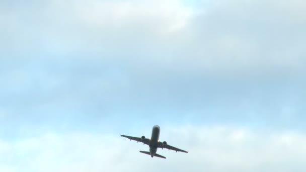 Flugzeug fliegt durch bewölkten Himmel — Stockvideo