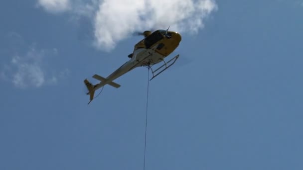 Helikopter pemadam kebakaran mengantarkan air — Stok Video