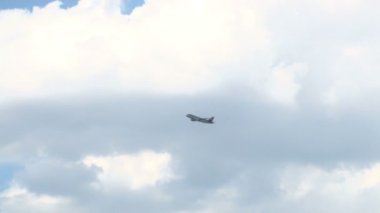 bulutlar arasında açık gökyüzüne uçan uçak