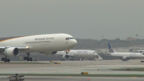 Avión que llega a California — Vídeo de stock