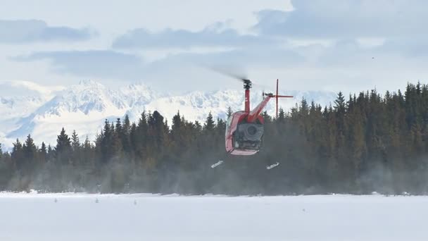 Helicóptero despegando del suelo helado — Vídeos de Stock