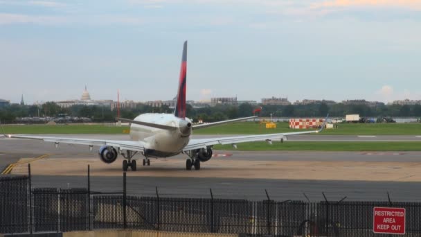 Літак, чекають, щоб злетіти в аеропорт dc — стокове відео