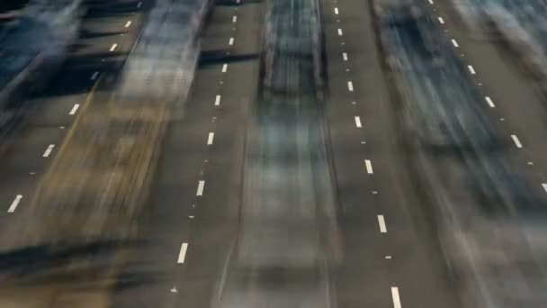 Skevhet oskärpa bilar på motorvägen — Stockvideo