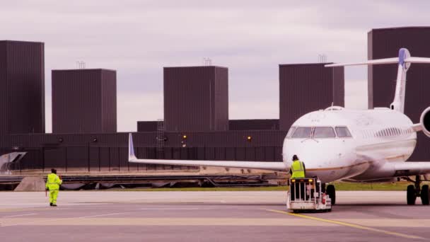 Taxi d'avion sur l'aire de trafic — Video