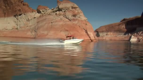 Lyžařské lodí v červené kaňony Utahu lake powell — Stock video