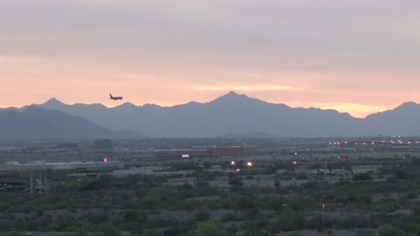 在亚利桑那州凤凰城上空飞行的飞机 — 图库视频影像