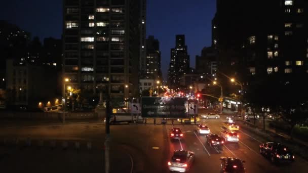纽约在夜间交通鸟瞰图跟踪拍摄 — 图库视频影像