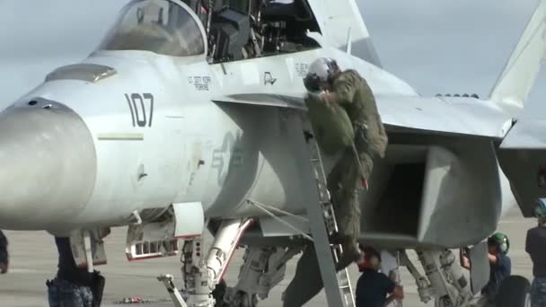 F 18 i 16 pilotów f uczestniczyć w treningu jet fighter top gun — Wideo stockowe