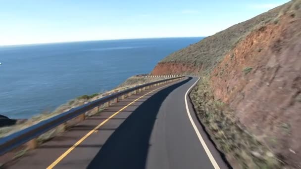 Schilderachtige kronkelende weg op Californische kust — Stockvideo