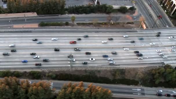 Langsam über der Autobahn schweben — Stockvideo