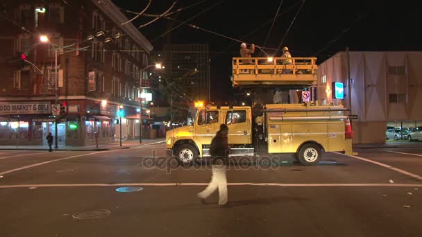 Pracownicy inspekcji napowietrznych przewodów w san francisco w porze nocnej — Wideo stockowe