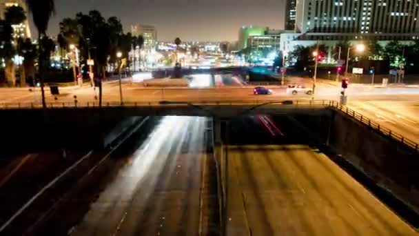 Zoom out la highway traffic light trails — Stock Video