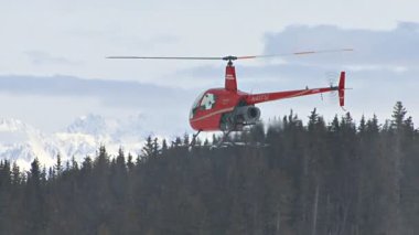 yavaş yavaş artan kırmızı helikopter