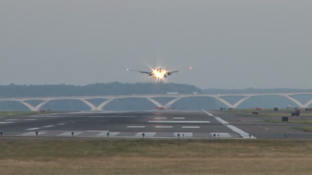 Vliegtuig landing in avond Videoclip