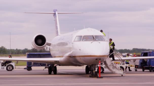 Carregamento de avião privado — Vídeo de Stock