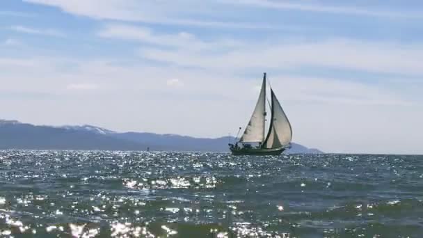 Alejar velero de la costa de la playa — Vídeo de stock