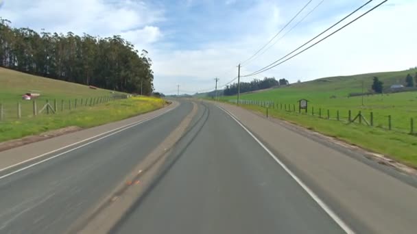 Condução passado fazendas rurais — Vídeo de Stock