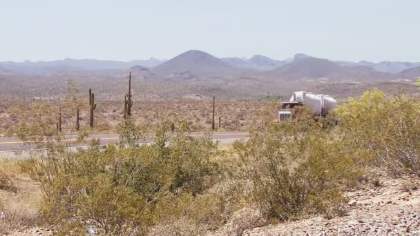在亚利桑那州的沙漠公路上的油罐卡车 — 图库视频影像