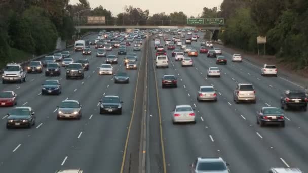 La median trafik fortkörning — Stockvideo