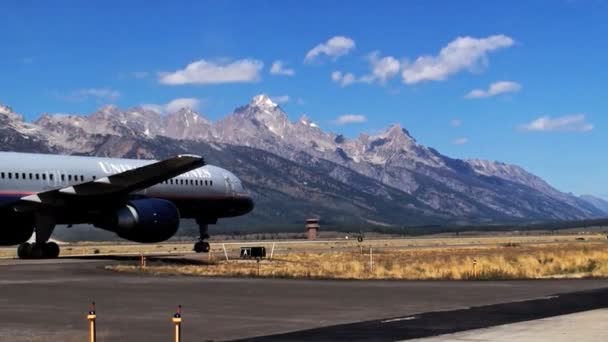 Passagier jet verlaten start-en landingsbaan — Stockvideo