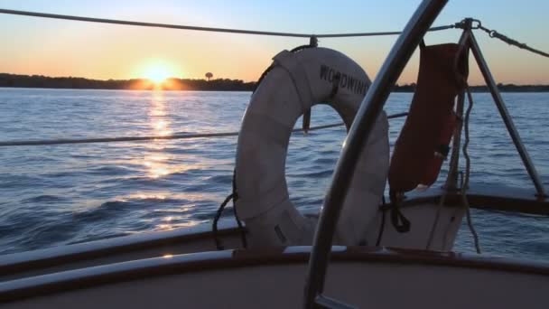 Lebensretter Segelboot und Sonnenuntergang Lizenzfreies Stock-Filmmaterial