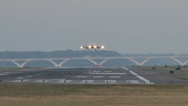 Avião pousando lentamente — Vídeo de Stock