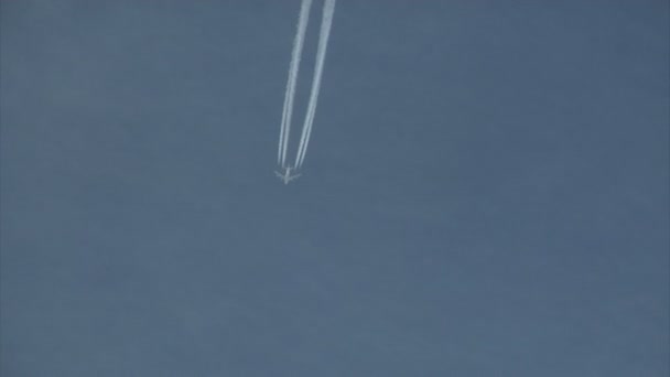 Vliegtuig vliegt langs open blauwe hemel — Stockvideo