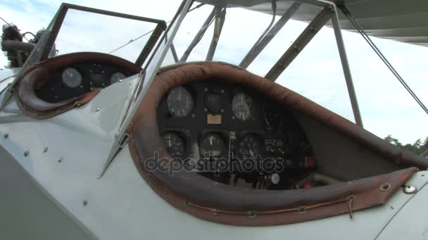 Zoom auf das Cockpit eines fliegenden Zirkusflugzeugs — Stockvideo