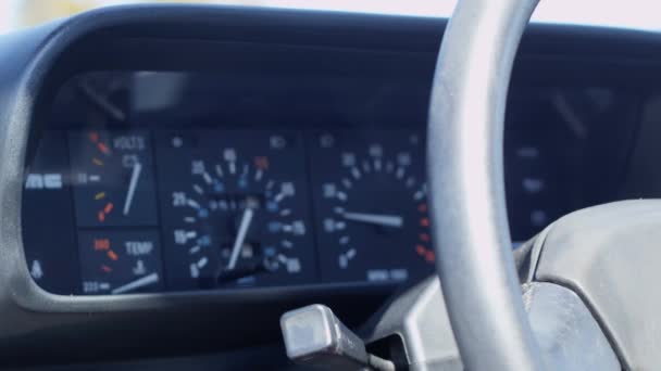 Crémaillère focalisation de la roue au compteur de vitesse à l'intérieur du delorean — Video