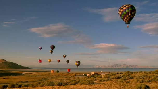 Az égbe emelő hőlégballonok lövés a kosár — Stock videók