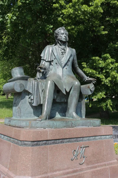 Pushkin es un monumento en Minsk, Bielorrusia. junio 4, 2017 —  Fotos de Stock