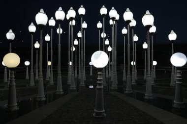 Karanlıkta parlayan ışıklar.