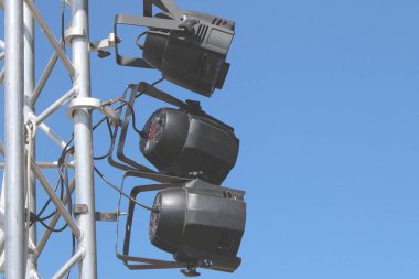 Mavi gökyüzü arka plan üzerinde spot.