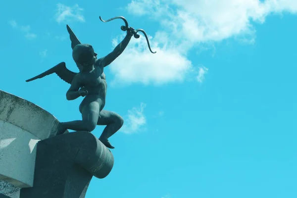 Cupido Ángel Con Arco Contra Cielo Azul Una Vieja Escultura —  Fotos de Stock